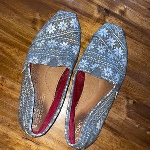 Toms: grey pattern